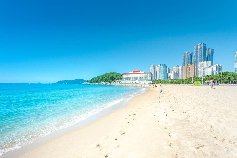 晴天下的海雲台海灘與蔚藍海面