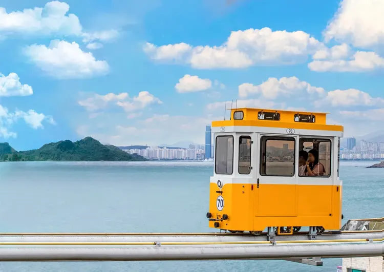 海岸天空膠囊列車沿著釜山海岸行進